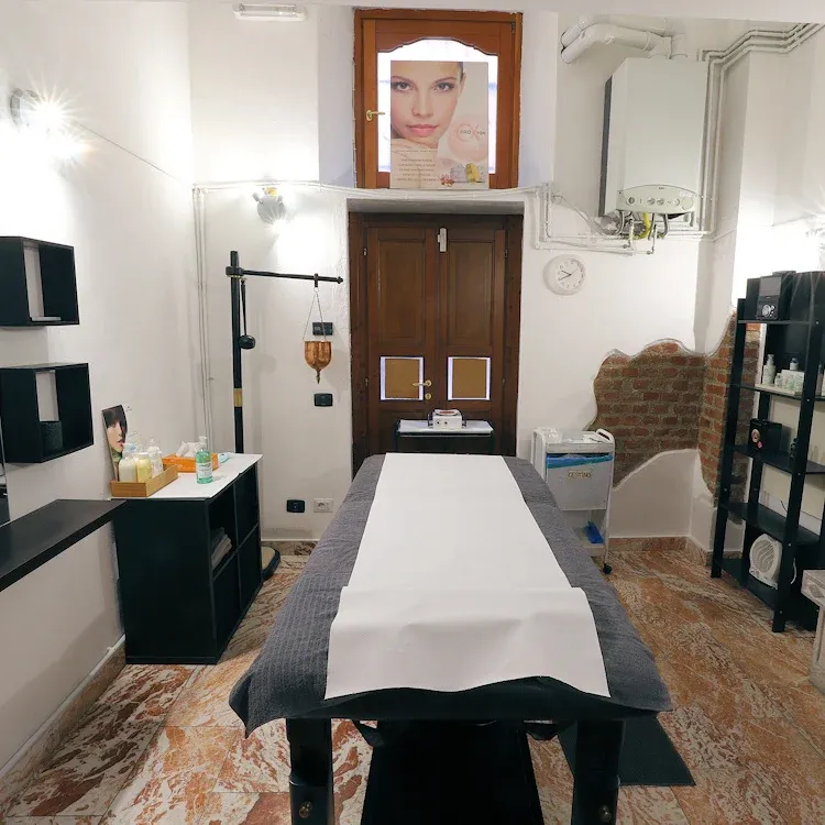Cabina con lettino e parete in mattoni a vista