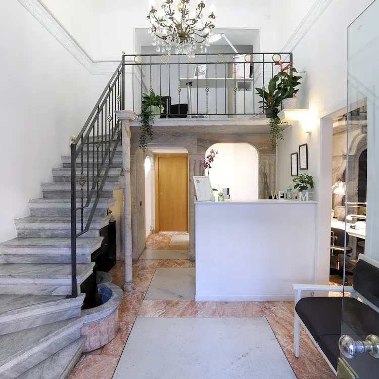La reception di Elle Biotech Skin Lab, con scala in marmo e soppalco