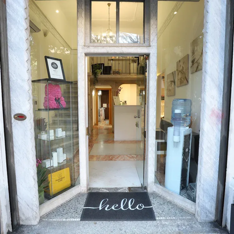 L’ingresso su strada del centro, con vetrina e porta a vetri