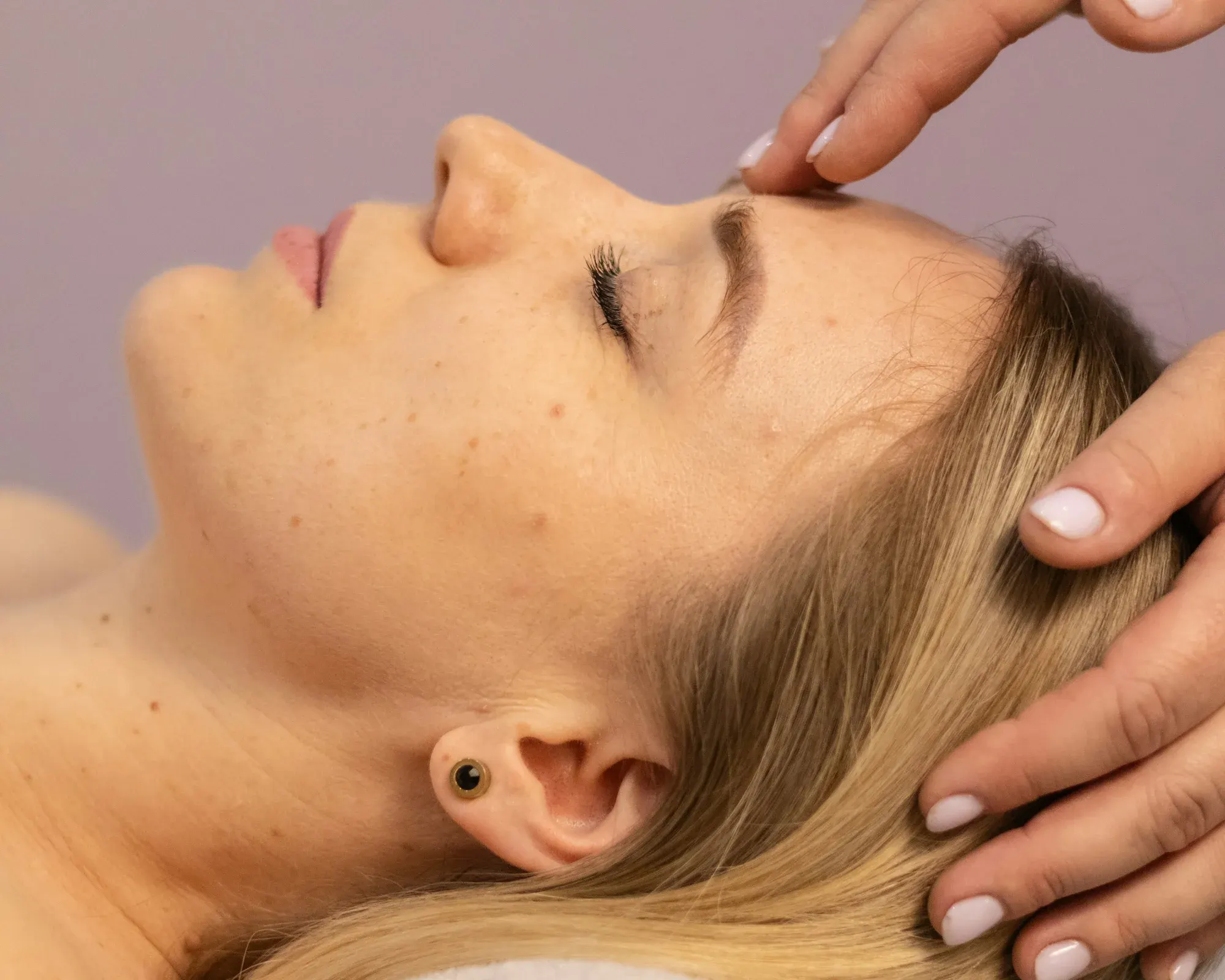 Massaggio viso anti-age: il trattamento in un centro estetico