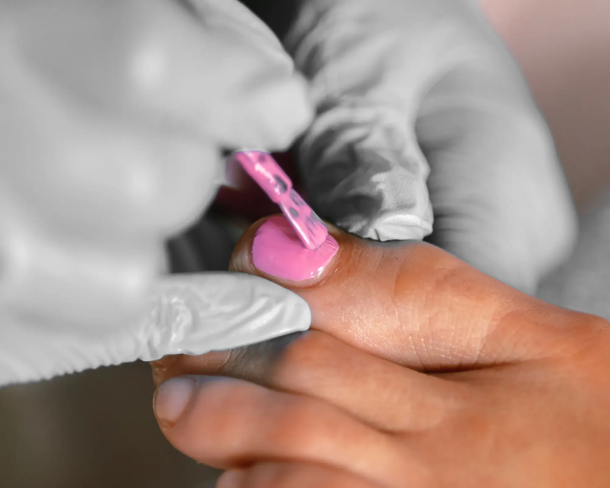 Pedicure con smalto: il trattamento in un centro estetico