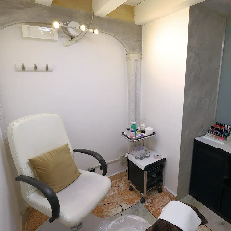 Poltrona per pedicure con carrello e smalti